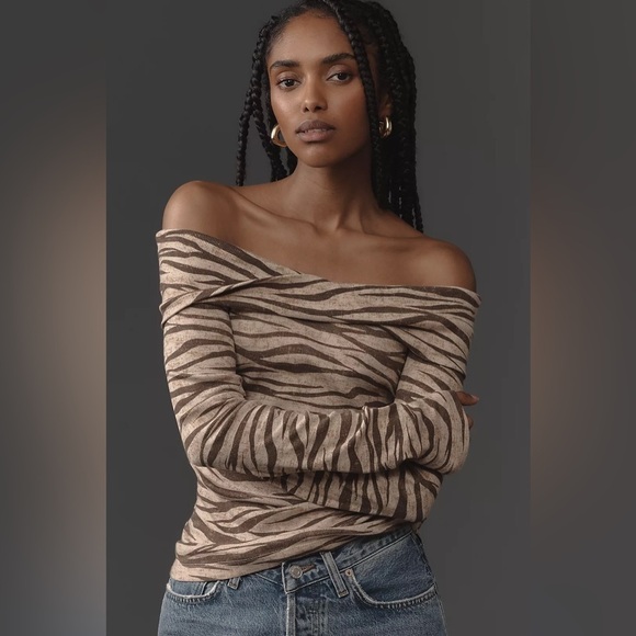 NWT! Pilcro Neutral Pattern Off-The-Shoulder Long-Sleeve Top - Multiple 🦖